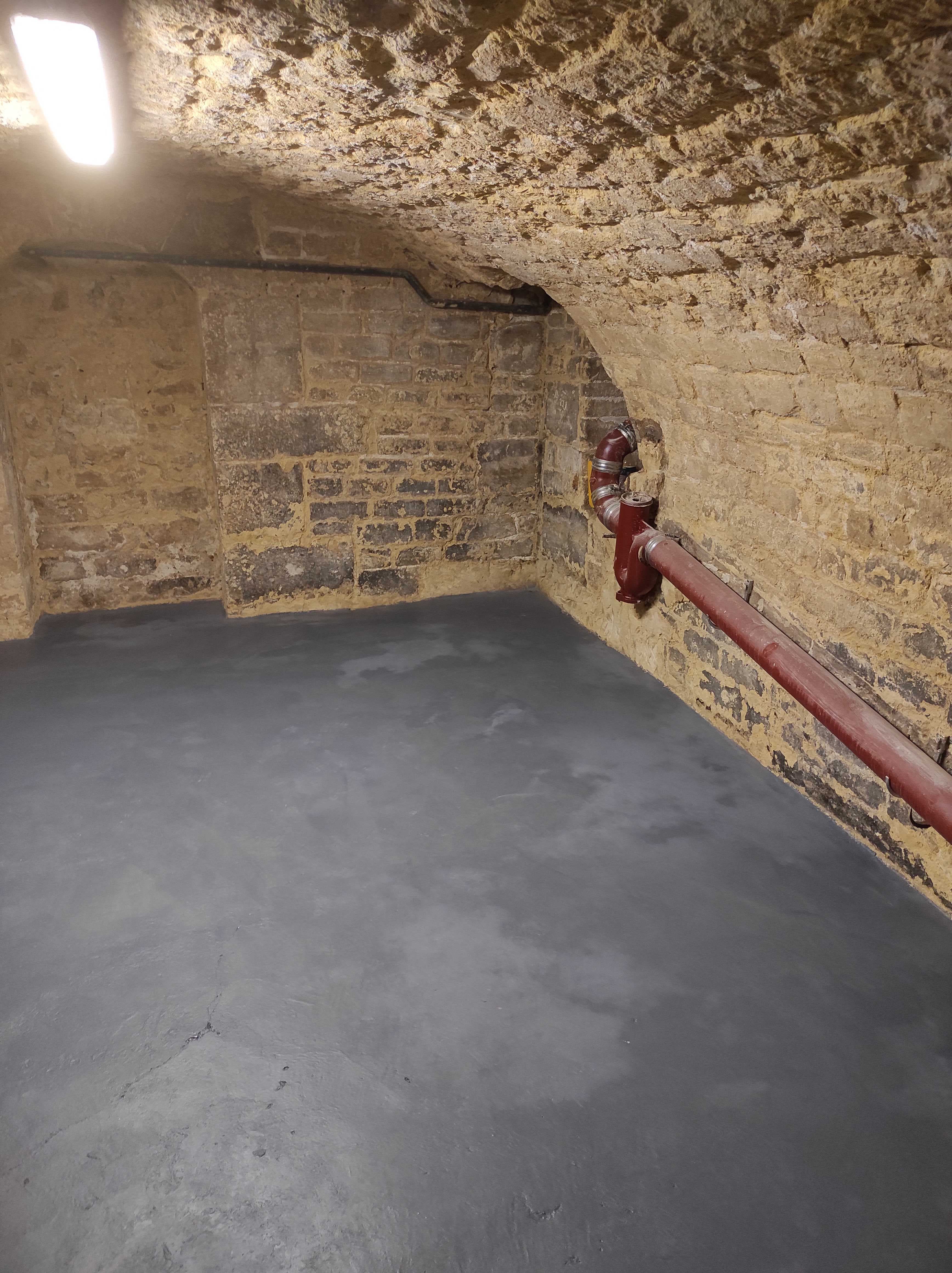 Grande cave de 20 m2 en plein centre de Paris