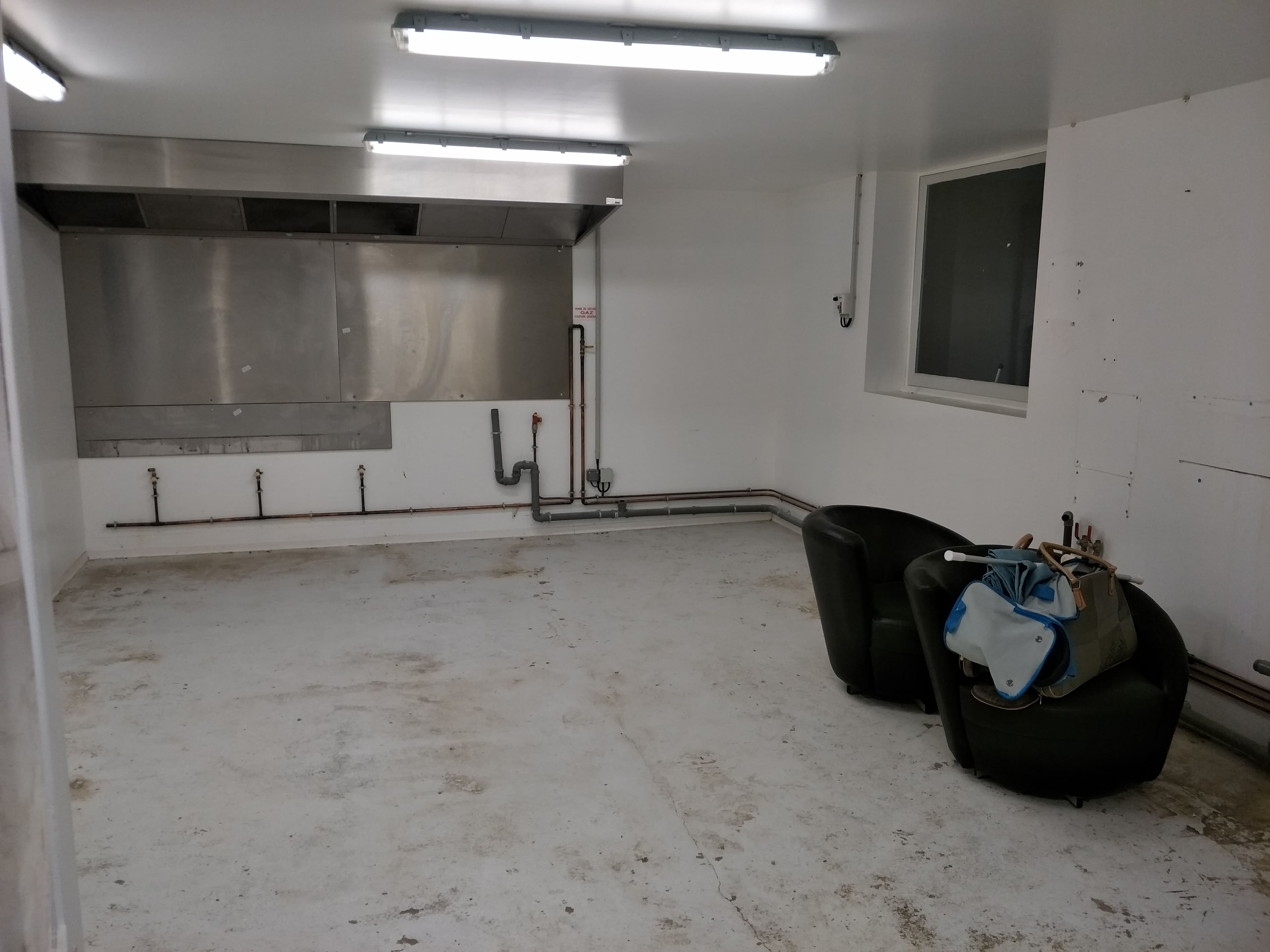 Local sécurisé, au sec avec éclairage et isolation