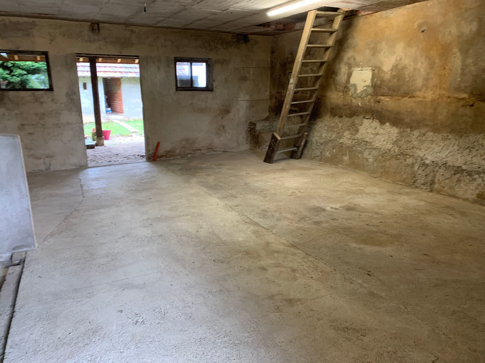 Remise 50 m² sécurisée, bétonnée, accès en camion facile