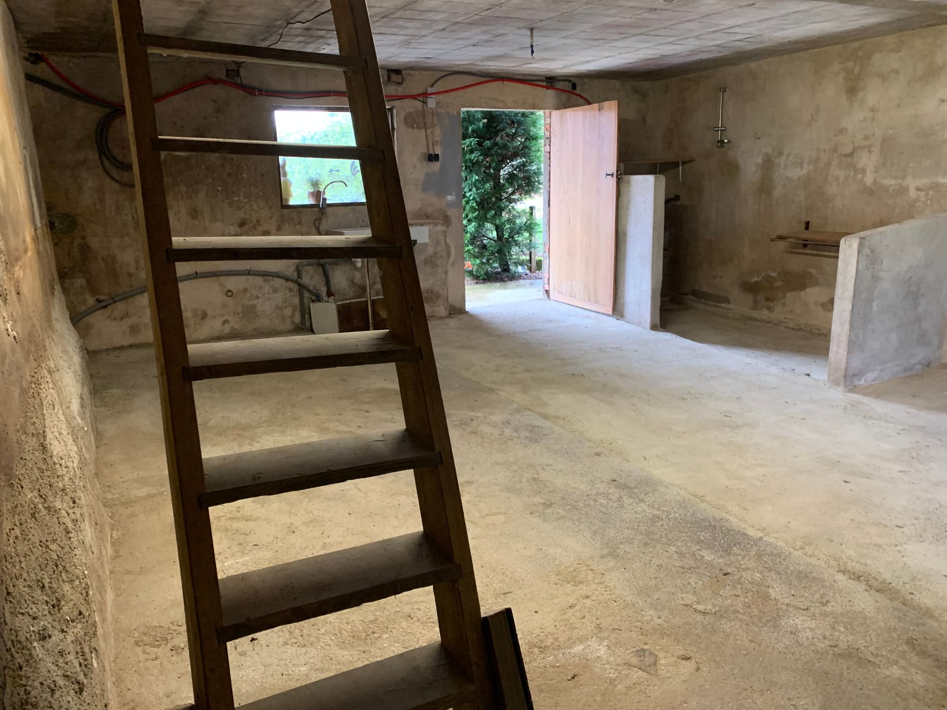 Remise 50 m² sécurisée, bétonnée, accès en camion facile