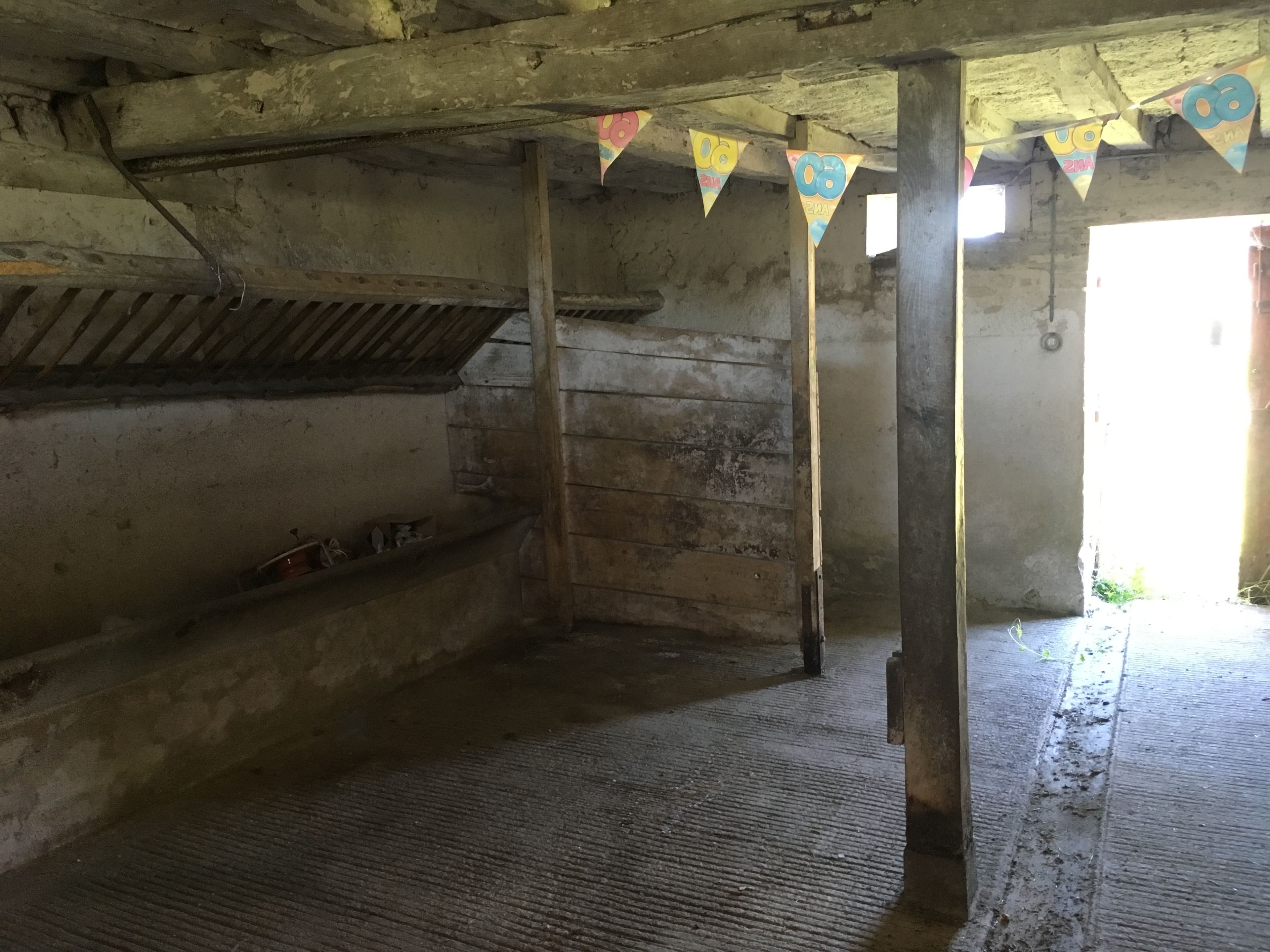 Local Stockage Garde meuble Sol ciment et porte sécurisée