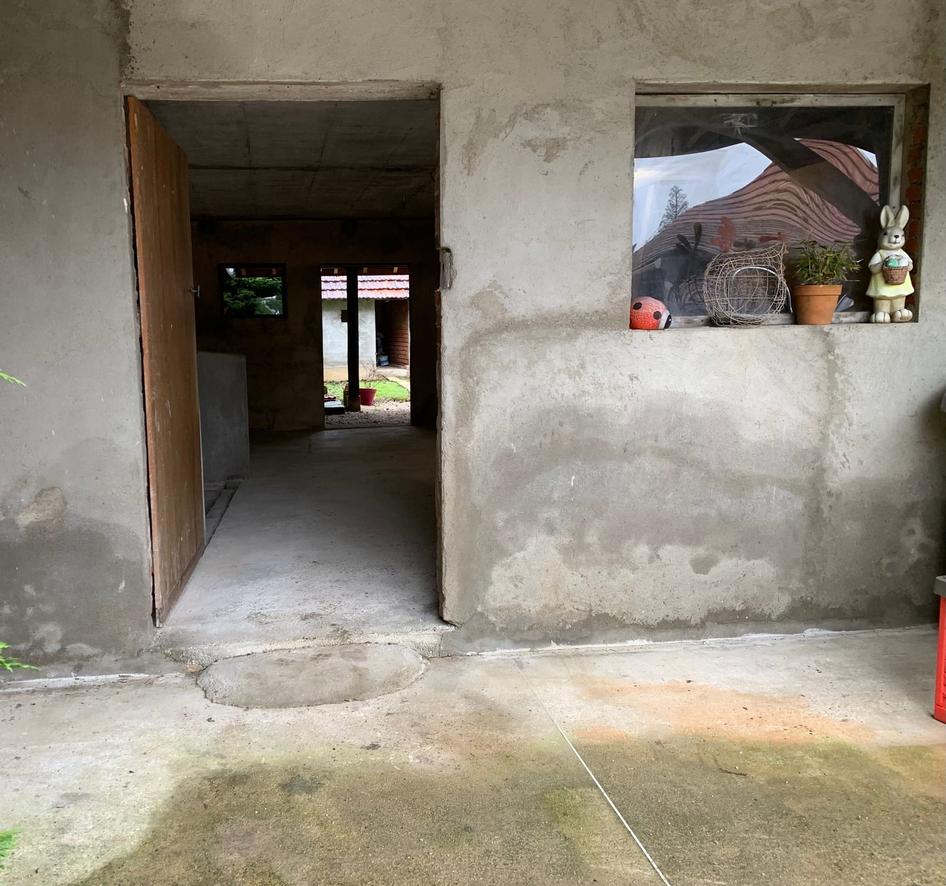 Remise 50 m² sécurisée, bétonnée, accès en camion facile