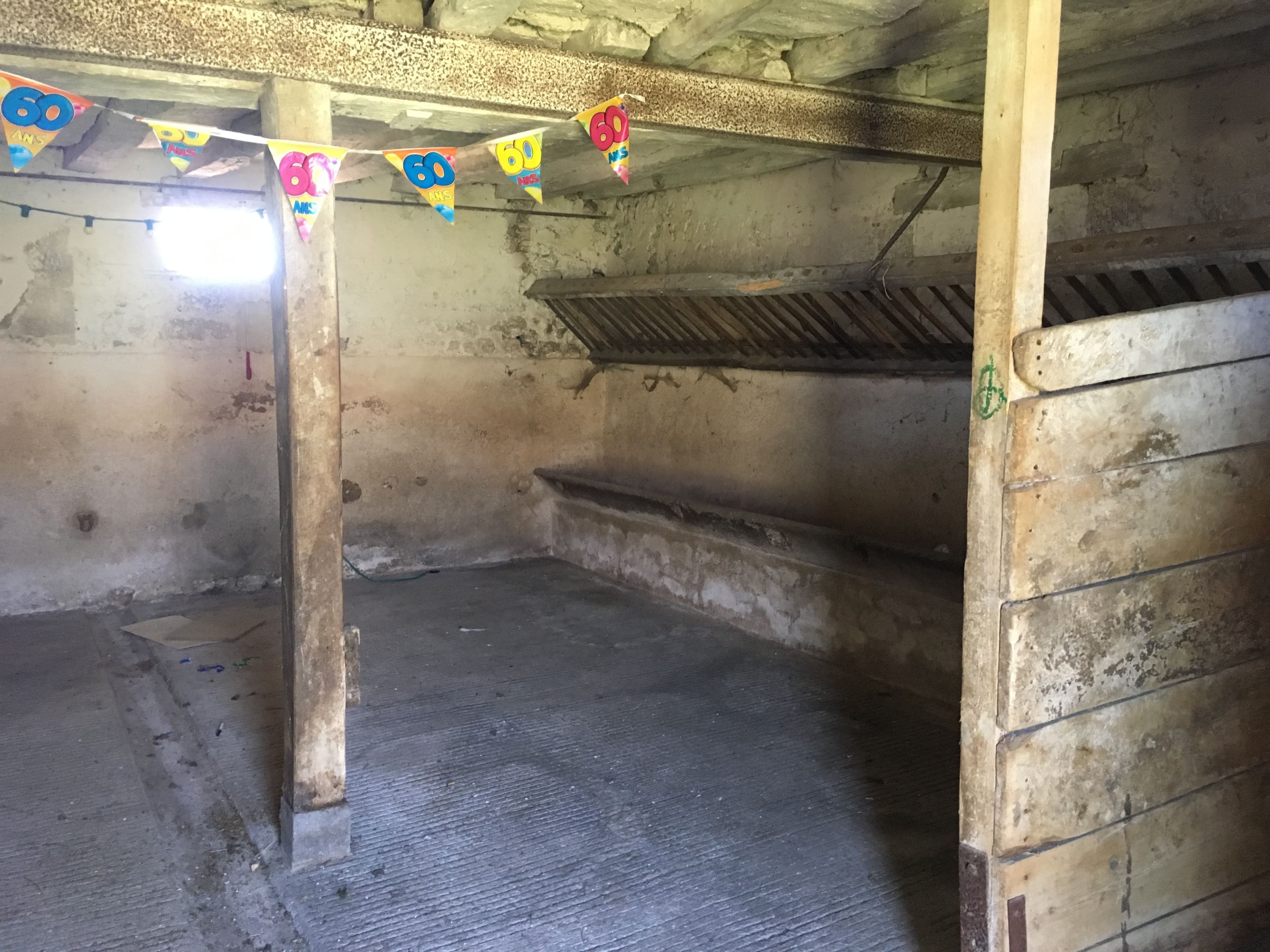 Local Stockage Garde meuble Sol ciment et porte sécurisée