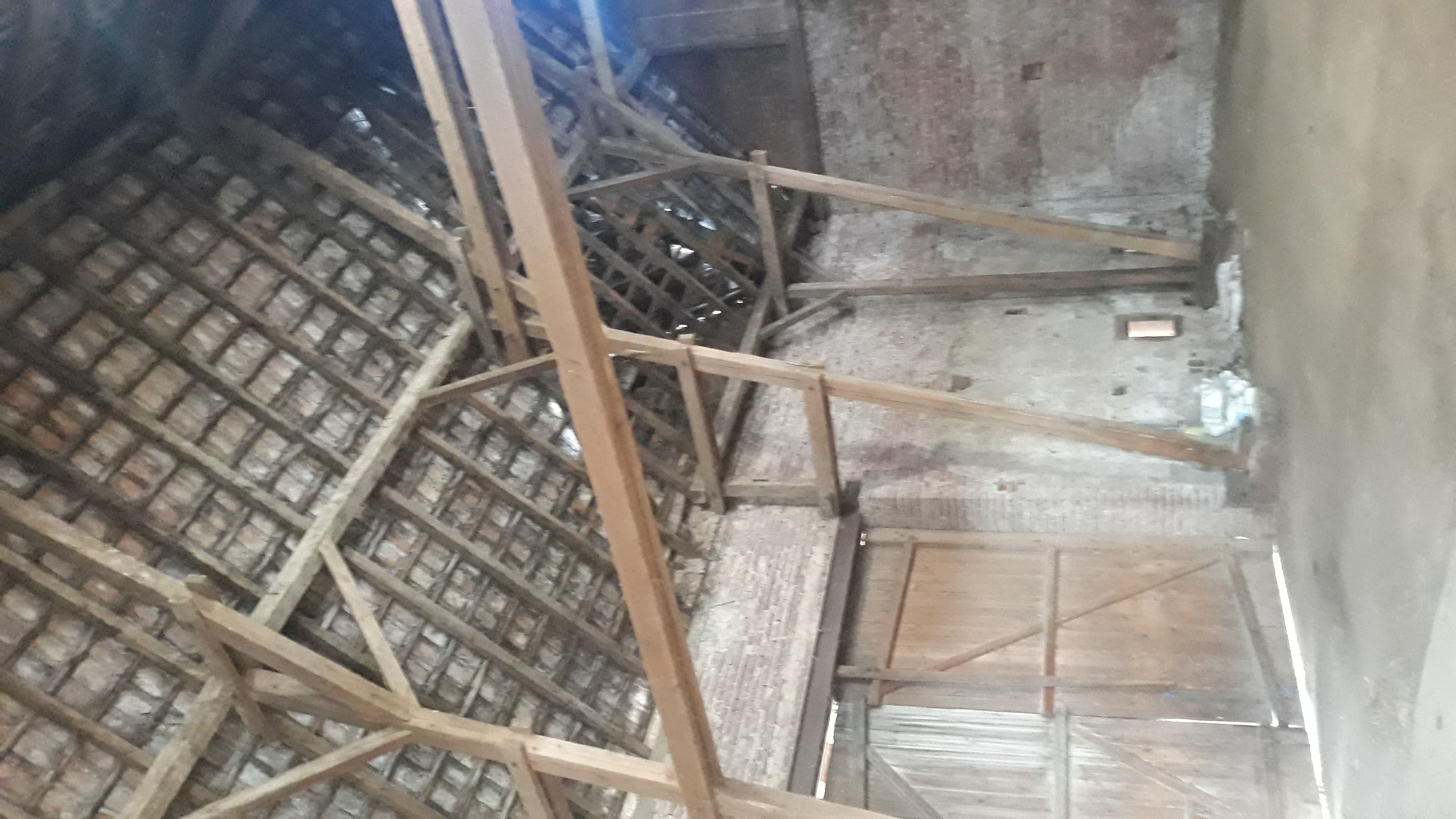 Hangar fermé situé dans un corps de ferme