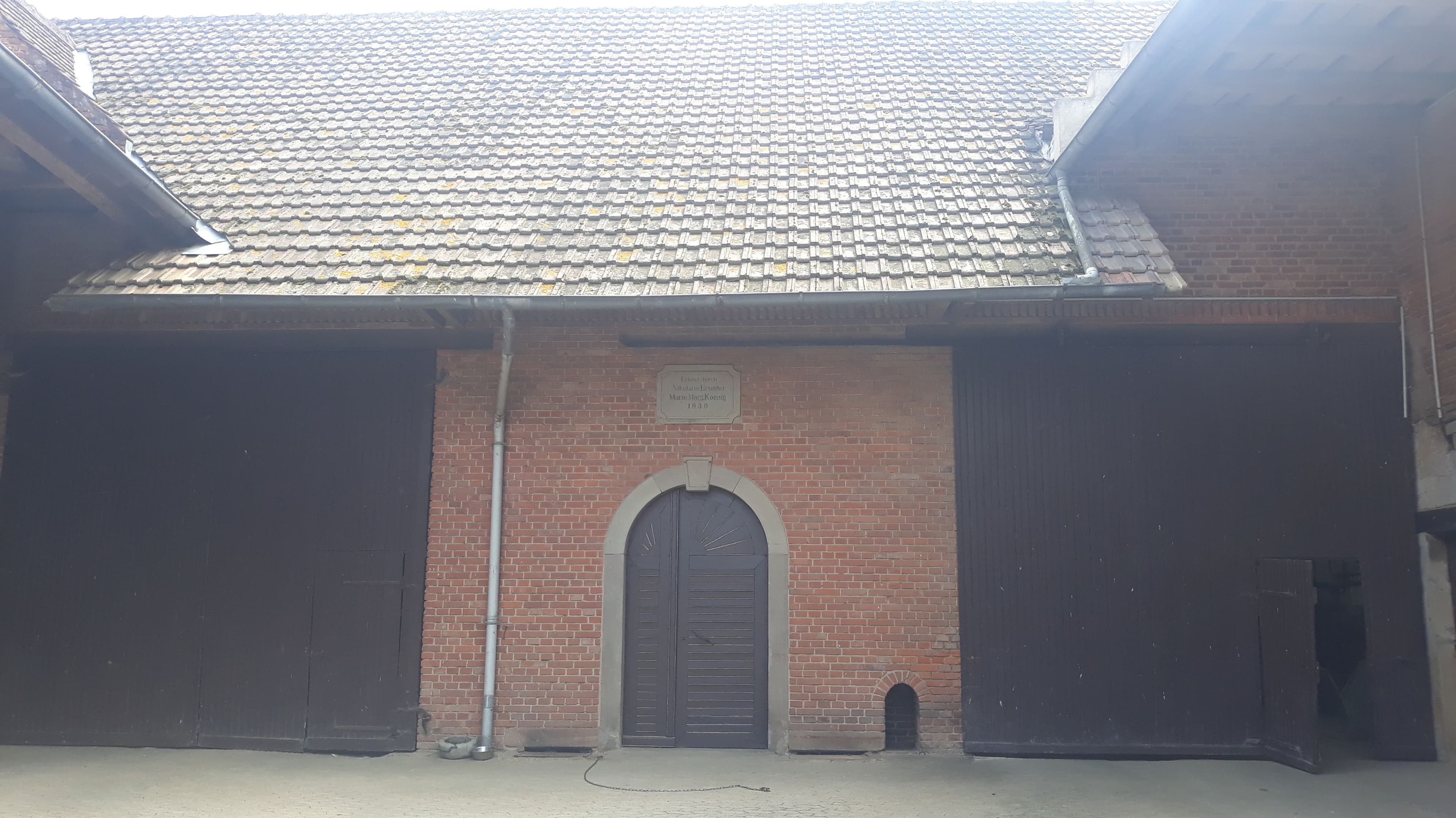 Hangar fermé situé dans un corps de ferme
