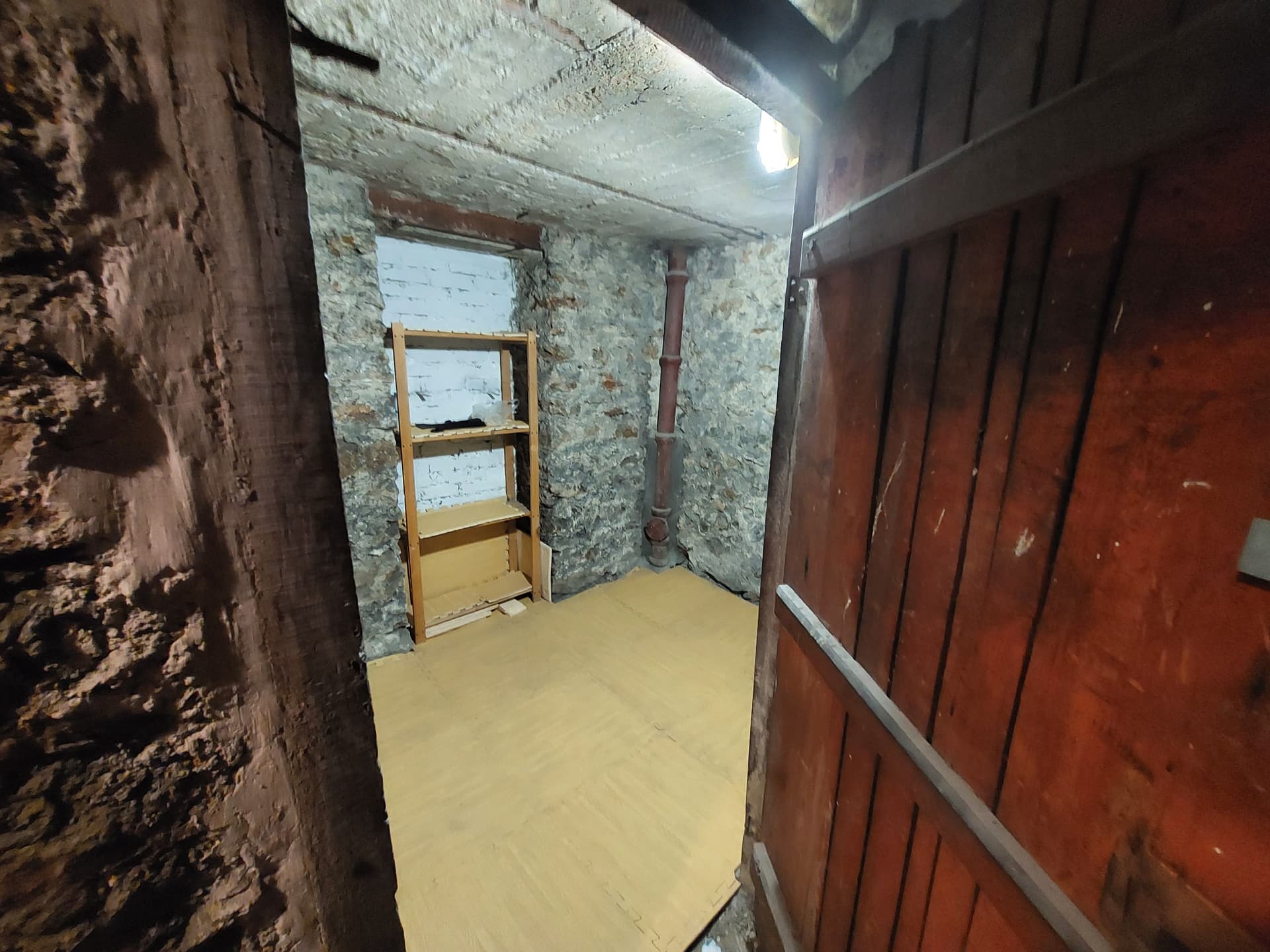Cave spacieuse et secirisee