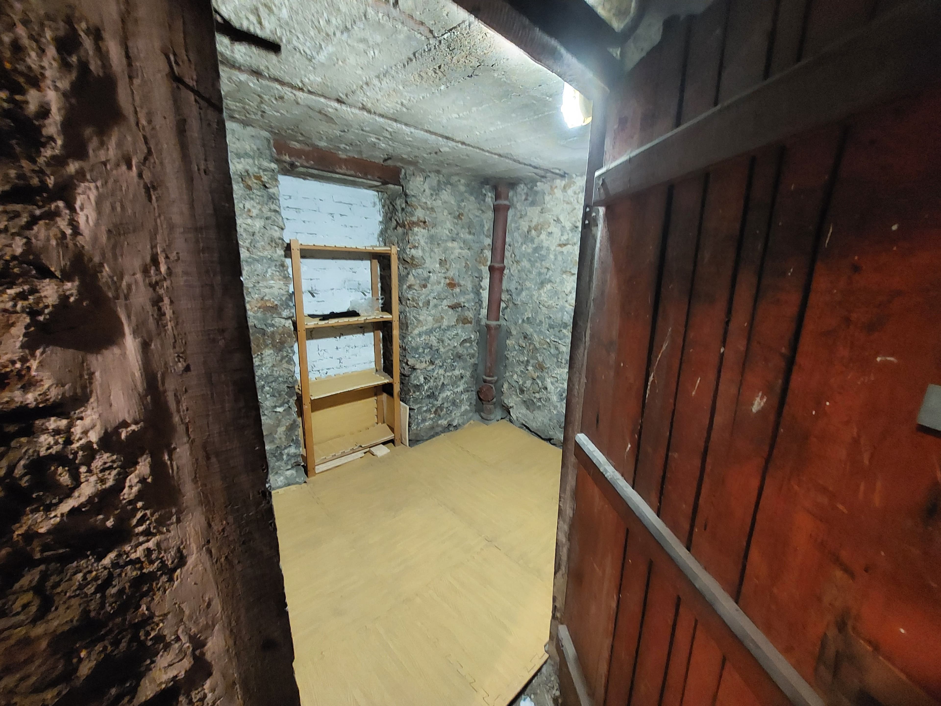 Cave spacieuse et secirisee