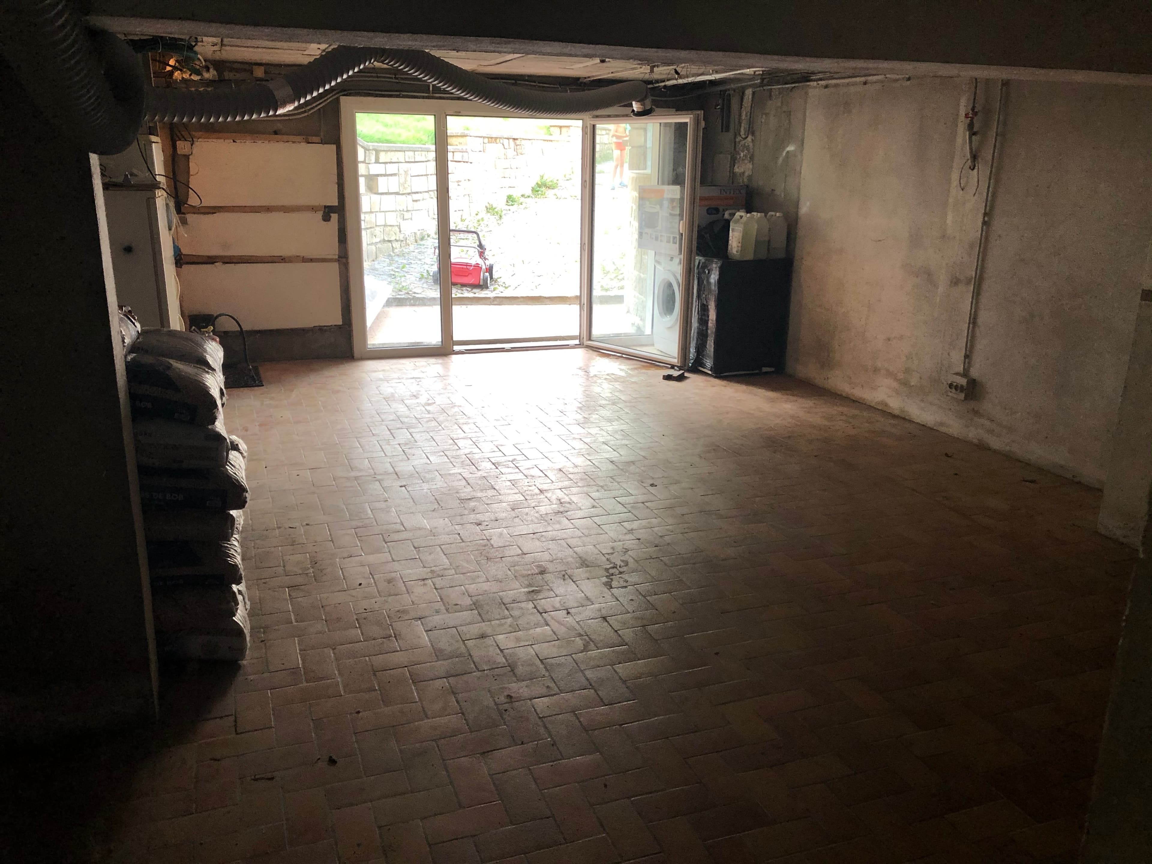 Sous sol garage facile d'accès via rampe.