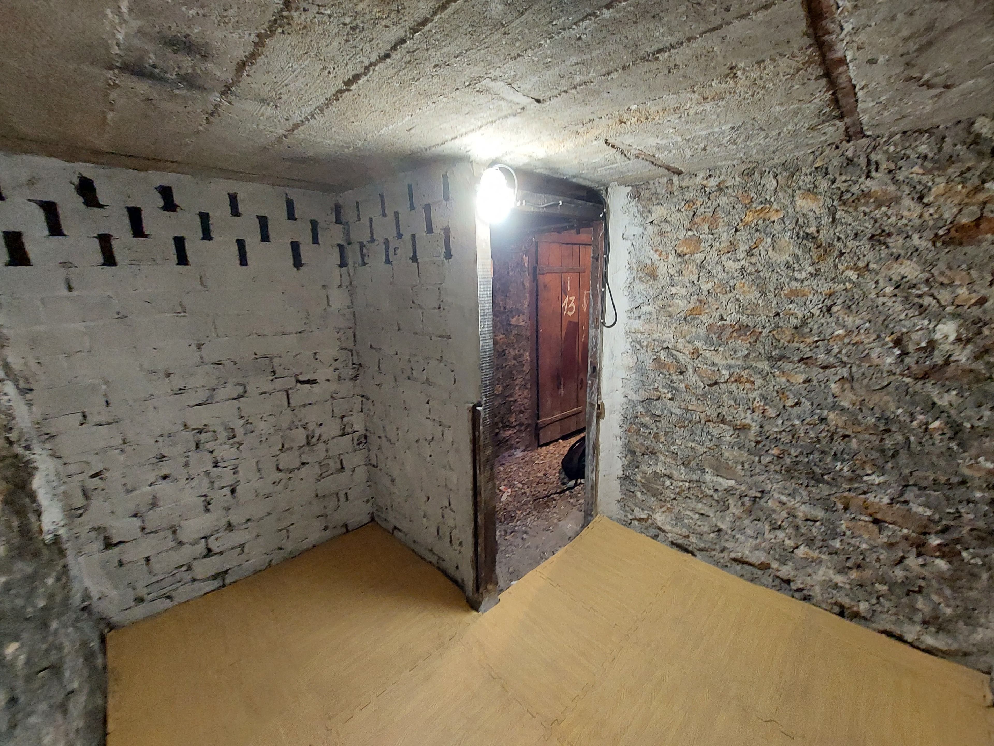 Cave spacieuse et secirisee