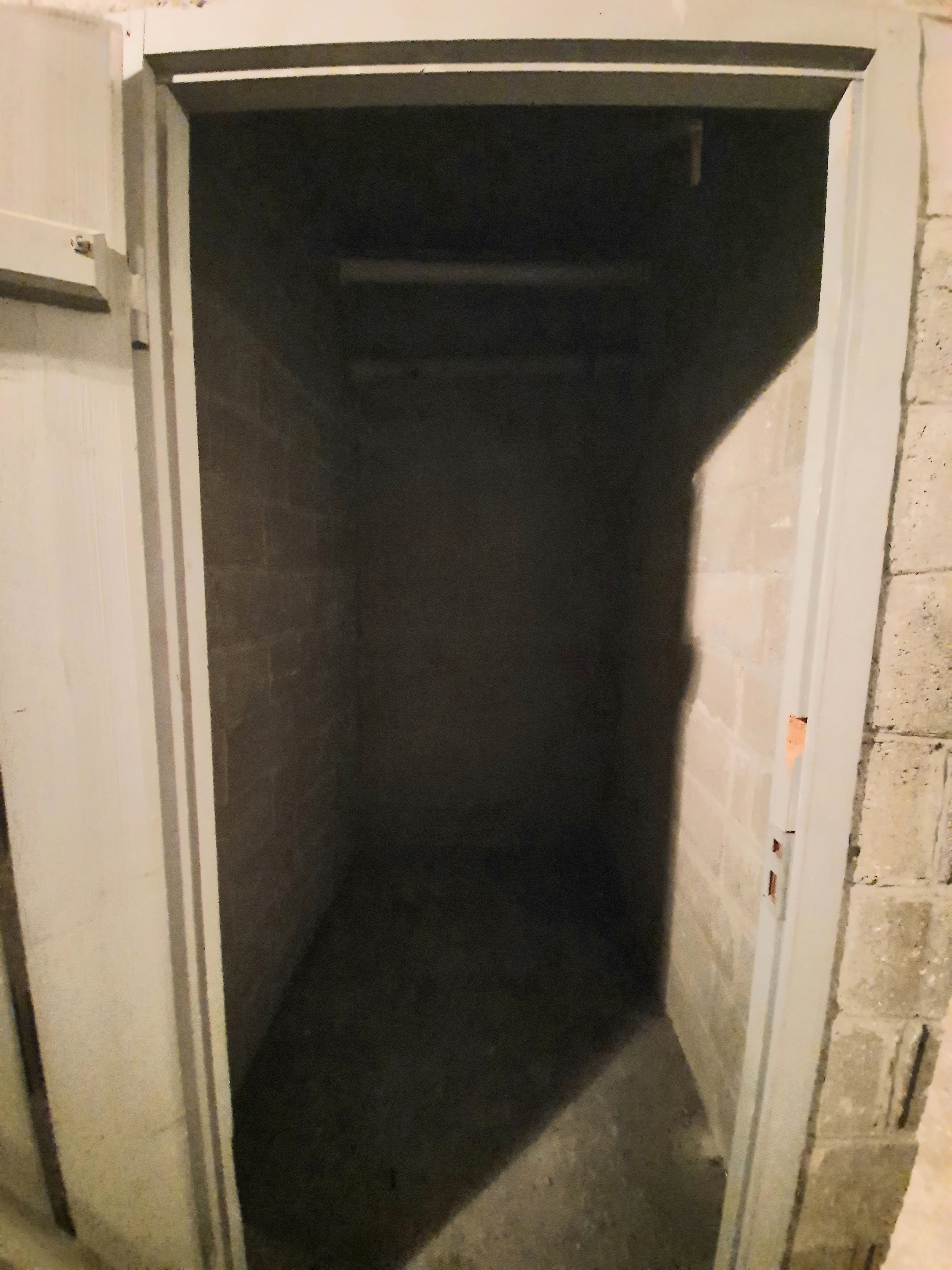 Cave saine dans un immeuble sécurisé