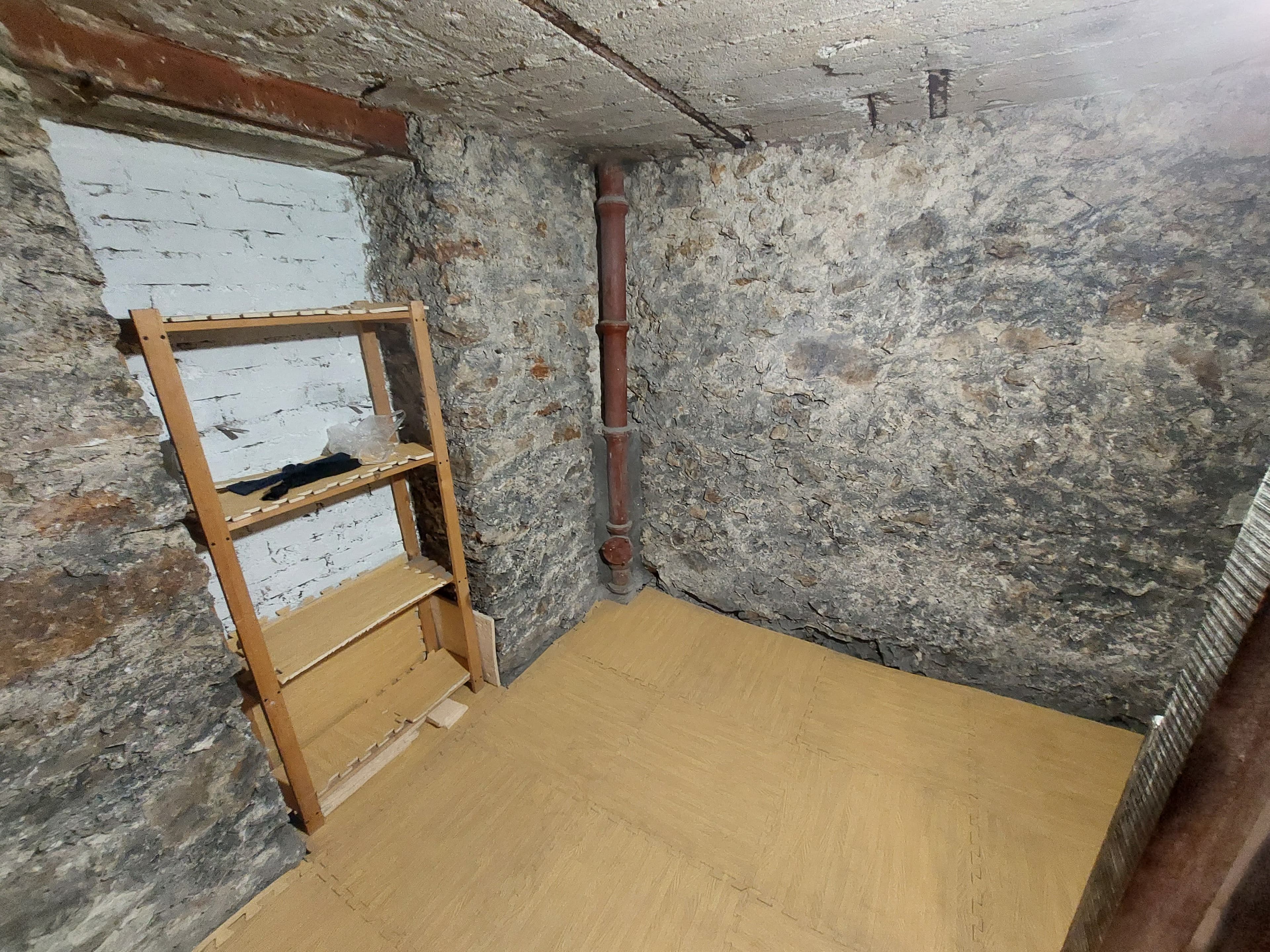 Cave spacieuse et secirisee