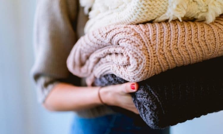 Femme qui donne des vêtements