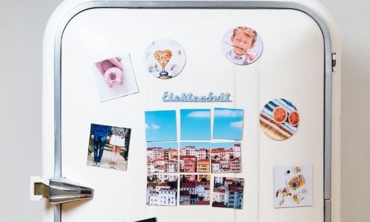 Réfrigérateur vintage avec cartes postales