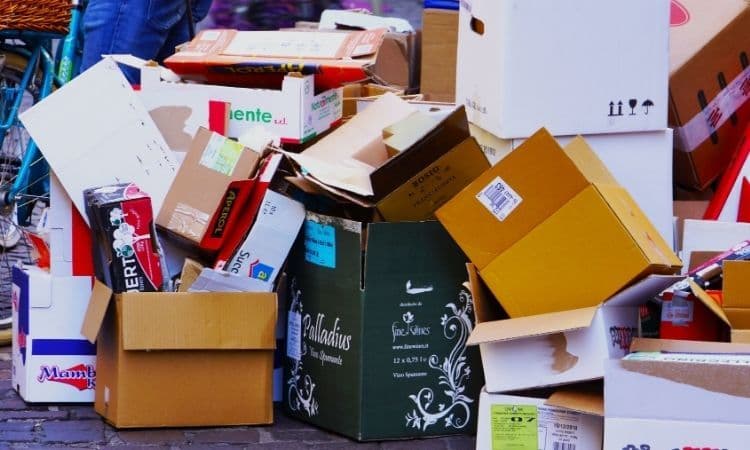 cartons disparates dans la rue