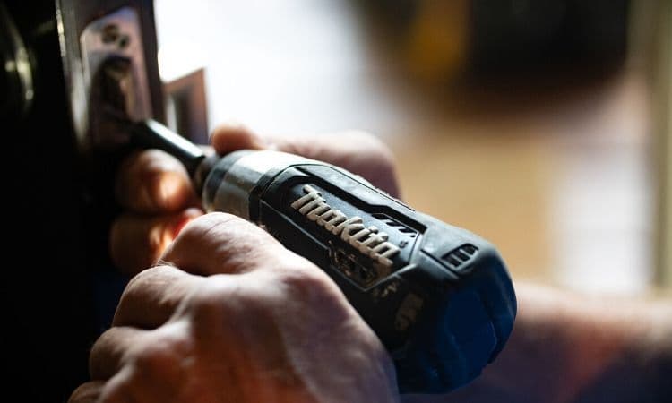 démontage d’un sommier à l’aide d’une visseuse dévisseuse