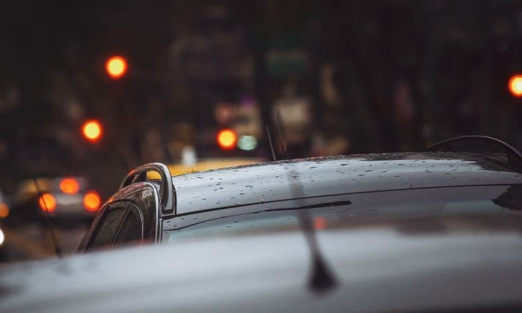 voiture avec des barres de toit