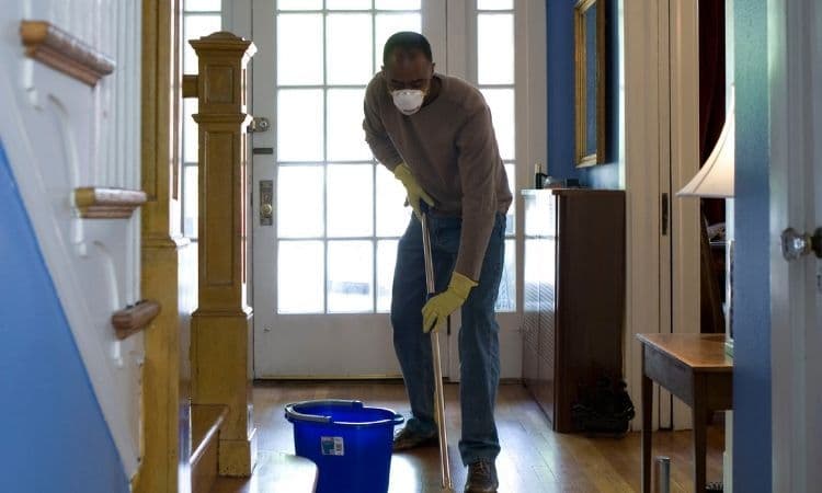 homme faisant le ménage chez lui