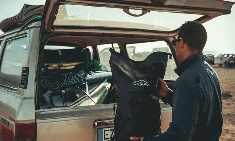 personne remplissant le coffre d’une voiture