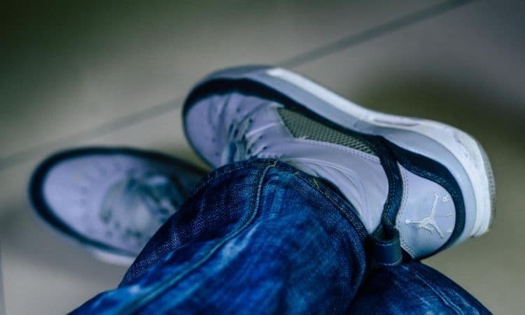 personne en jean et baskets