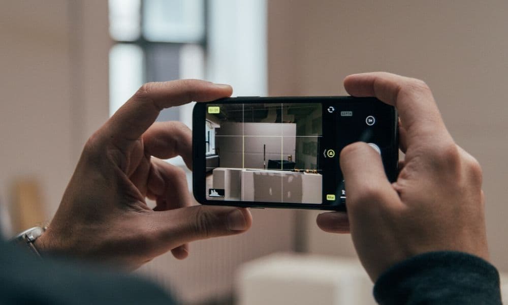 personne prenant son intérieur en photo