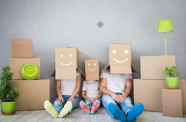 personnes avec des cartons de déménagement