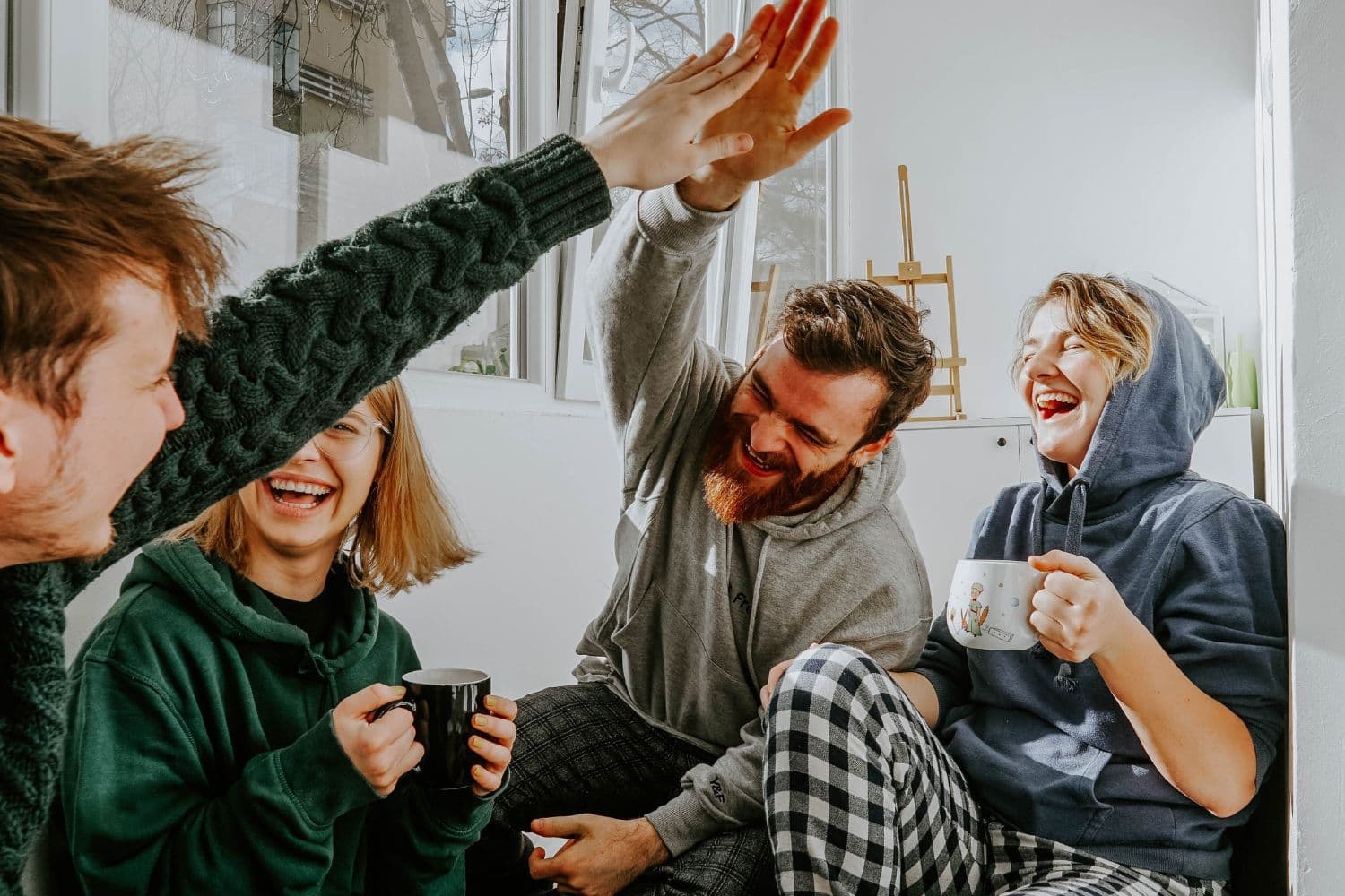 amis buvant le café ensemble