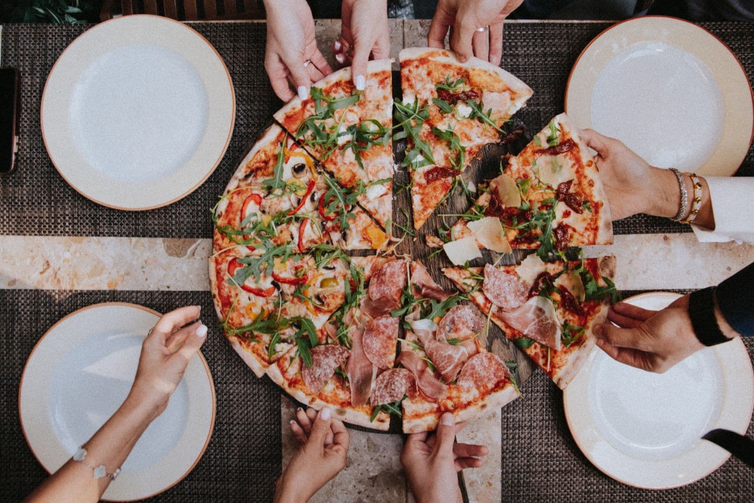 groupe de personnes partageant une pizza