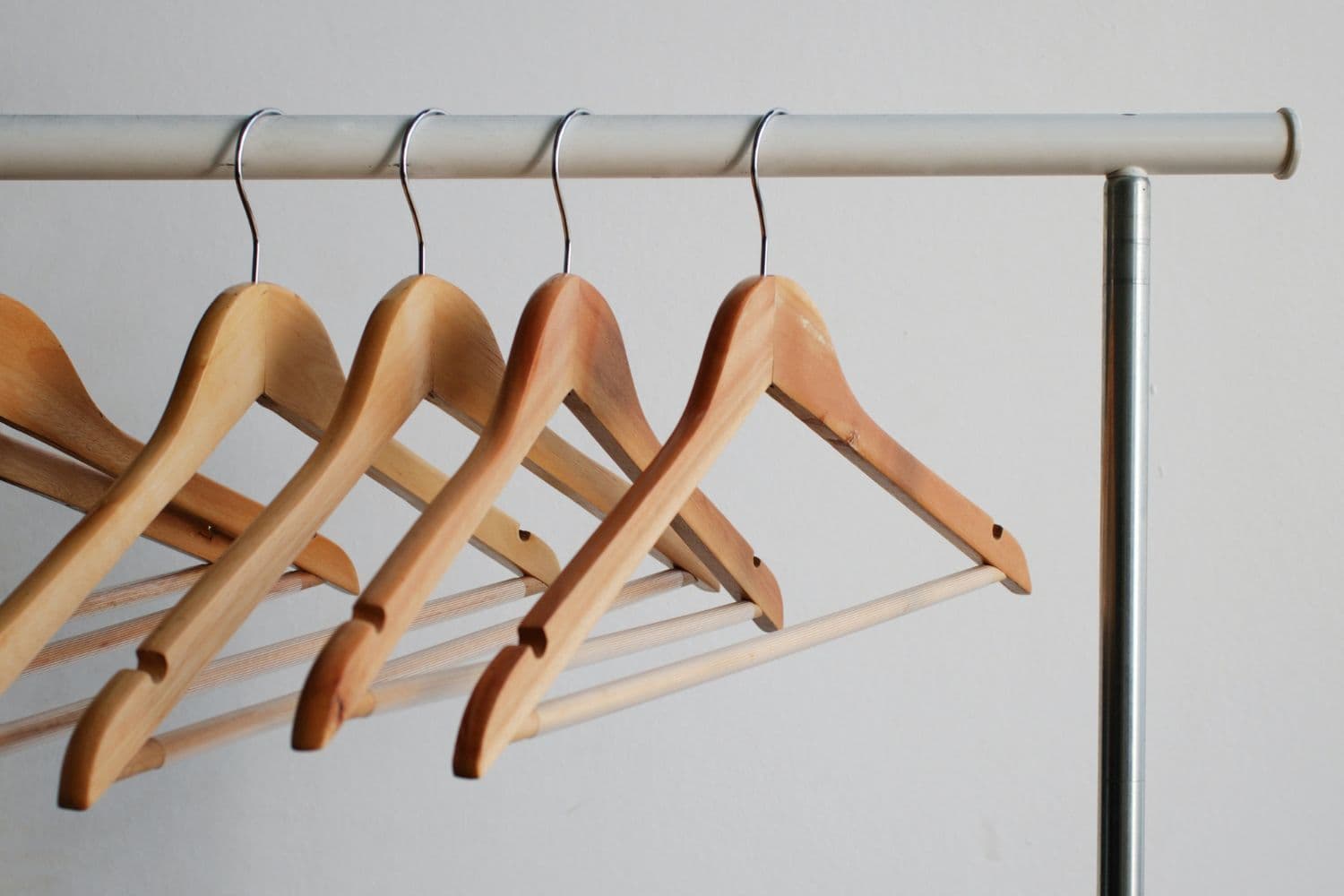 cintres en bois suspendus à une tringle