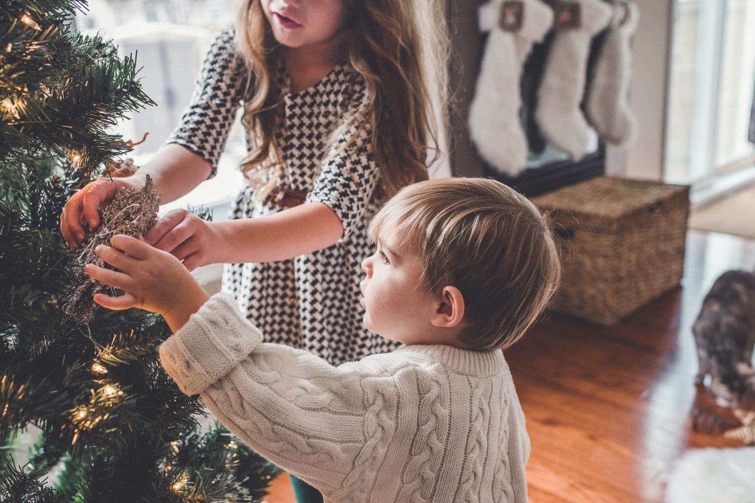 enfant qui décore un sapin