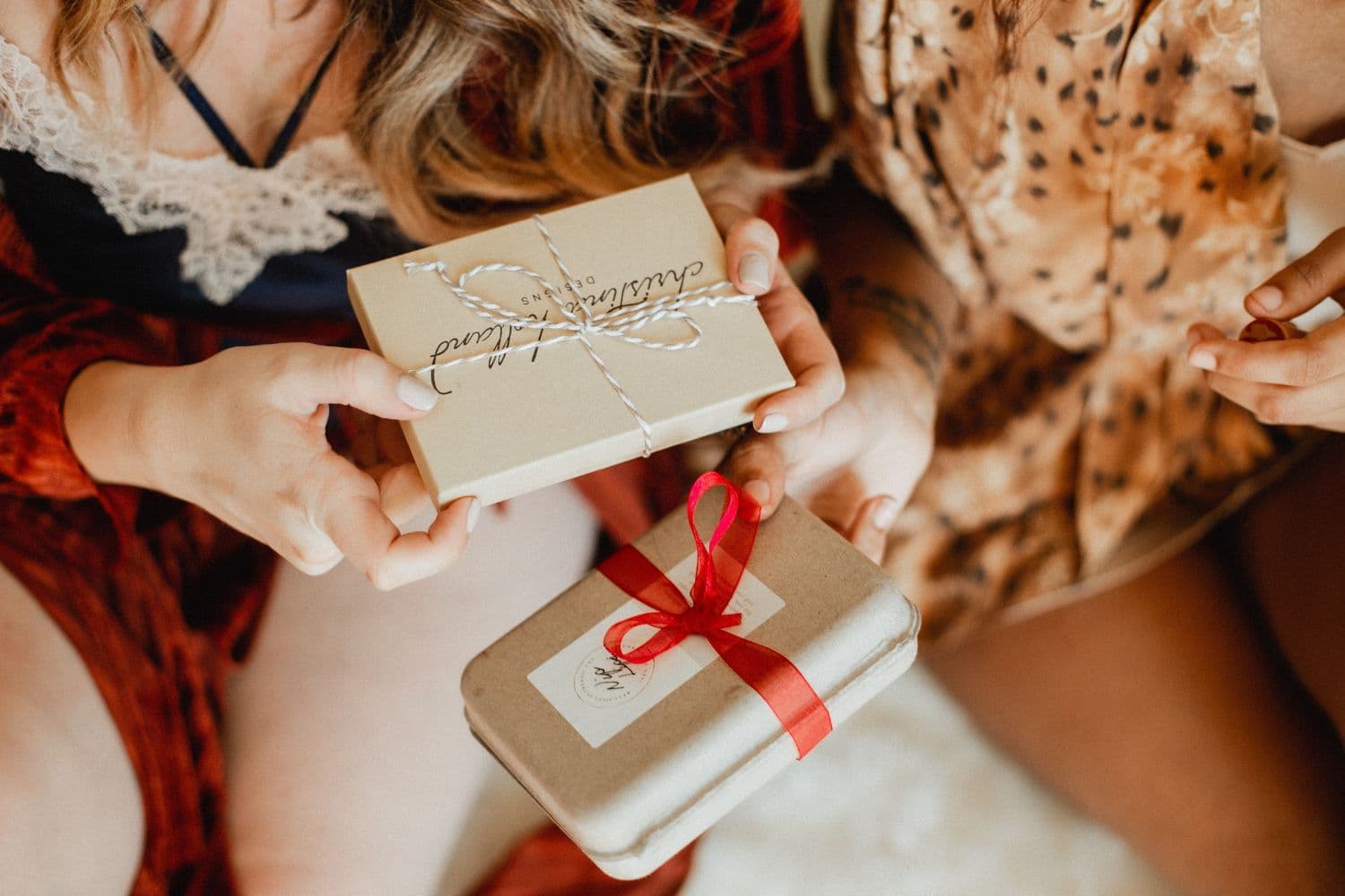 Personne recevant un cadeau dans une boîte blanche