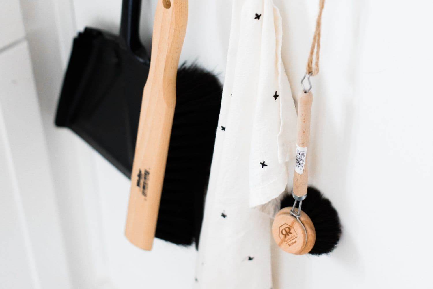 Pelle, brosse et chiffon d’entretien sur un mur