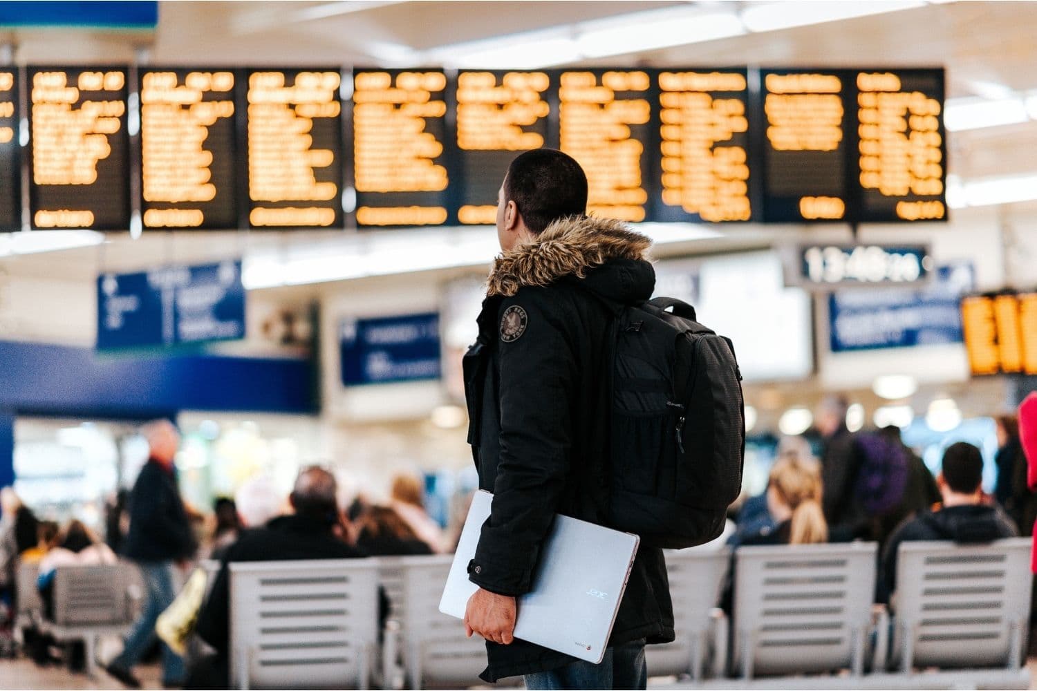 personne attendant dans un hall d’aéroport