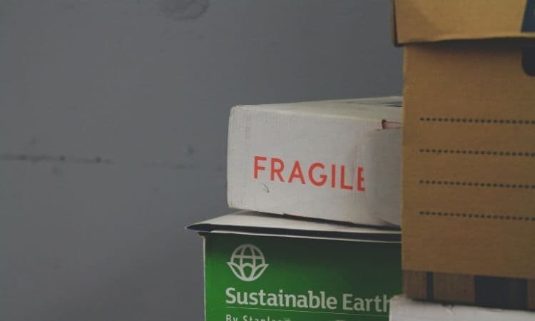 cartons de différentes formes et couleurs