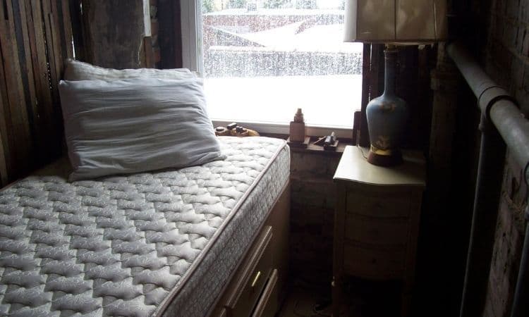 matelas dénué de drap housse sur un sommier