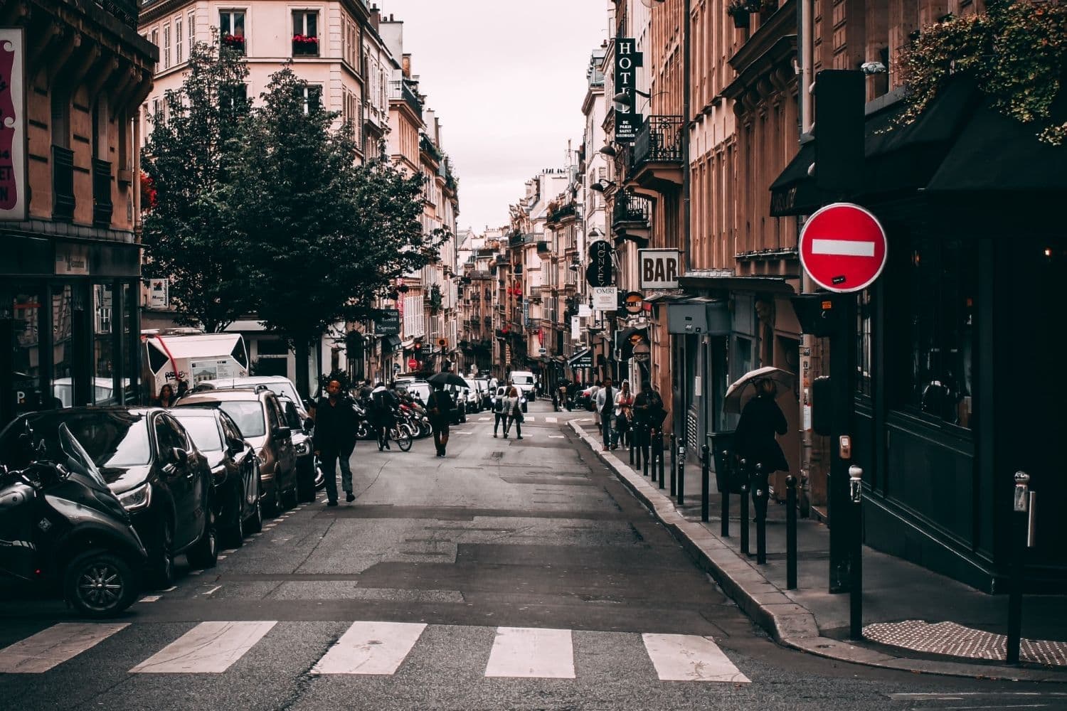 rue de paris avec voitures et piétons