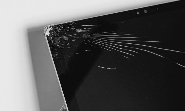 écran d’un ordinateur cassé