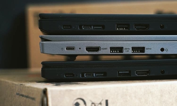 Deux ordinateurs portables posés sur un carton