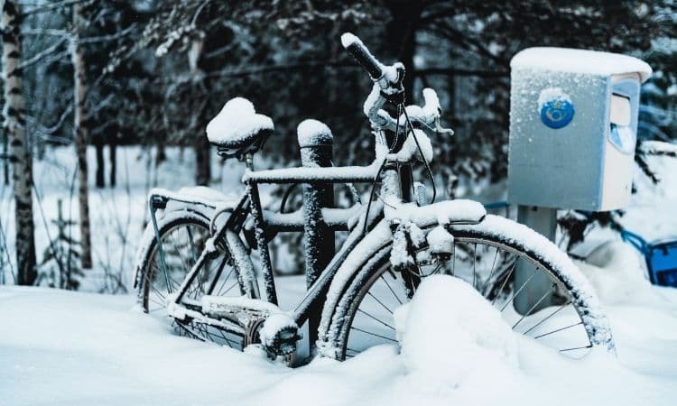 vélo bloqué dans la neige