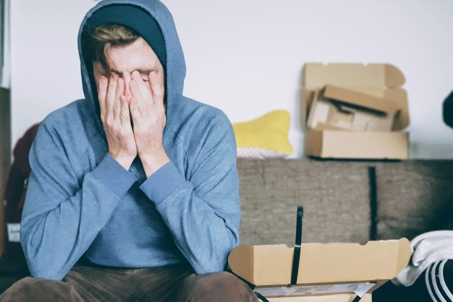 personne rencontrant des difficultés à faire ses cartons