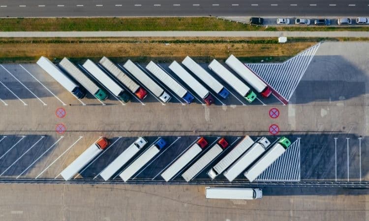 camions de déménagement en vue aérienne