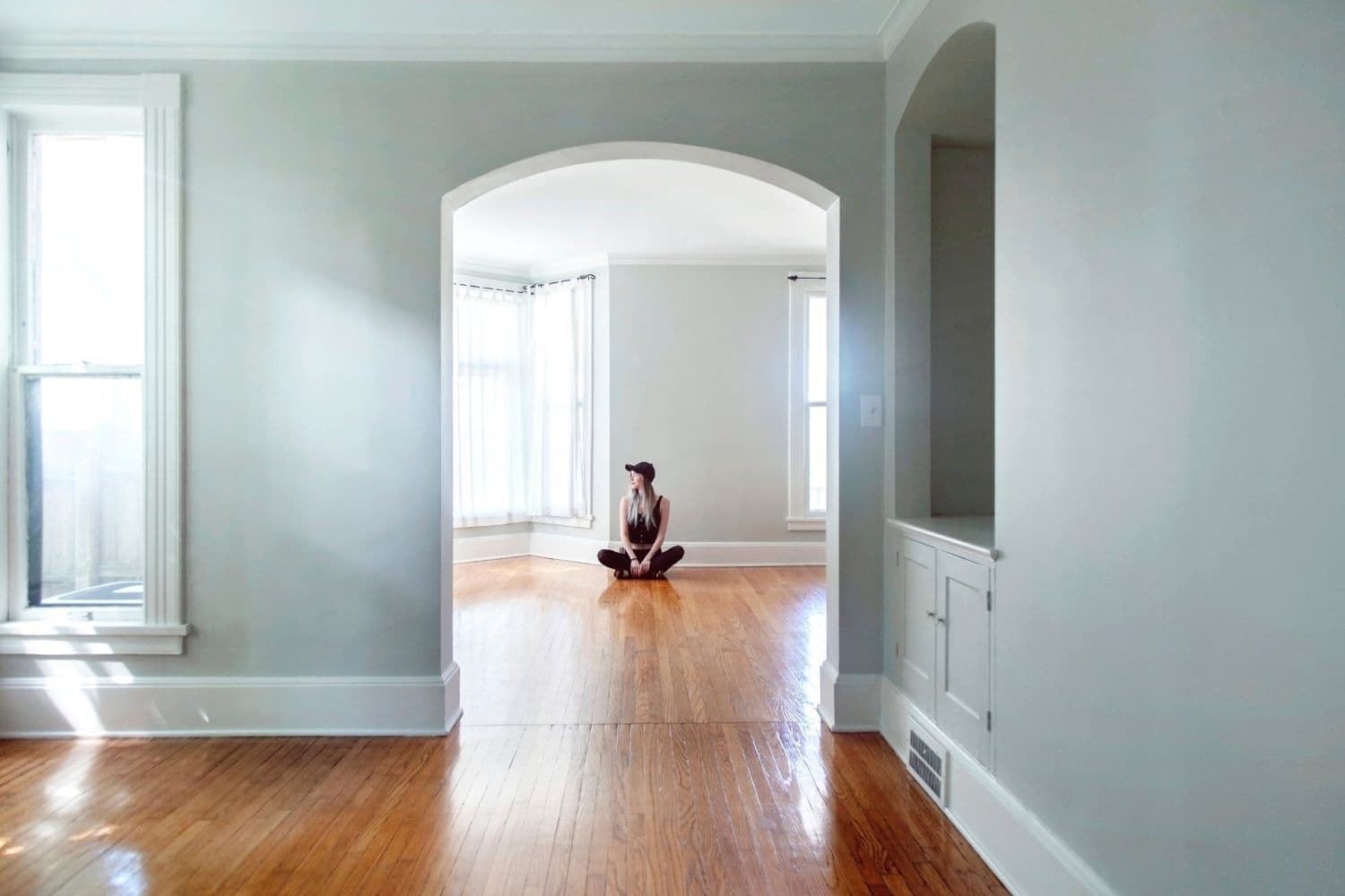 personne seule dans un appartement