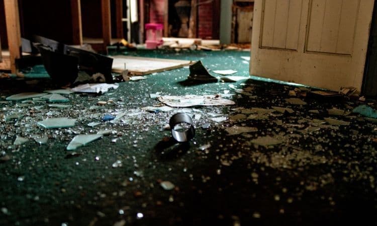 vitre en verre brisée