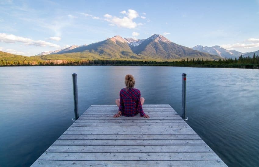 femme détendue près d’un lac