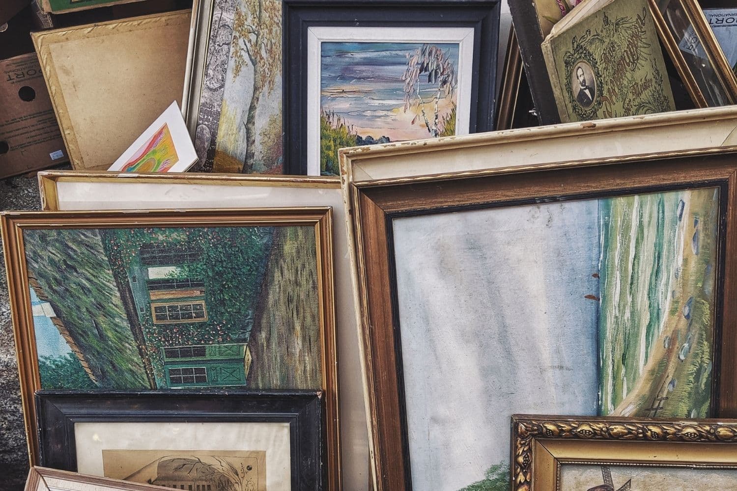 plusieurs tableaux entreposés