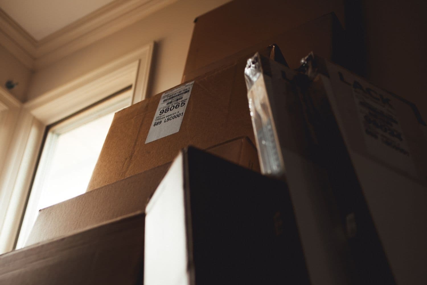 différents cartons empilés