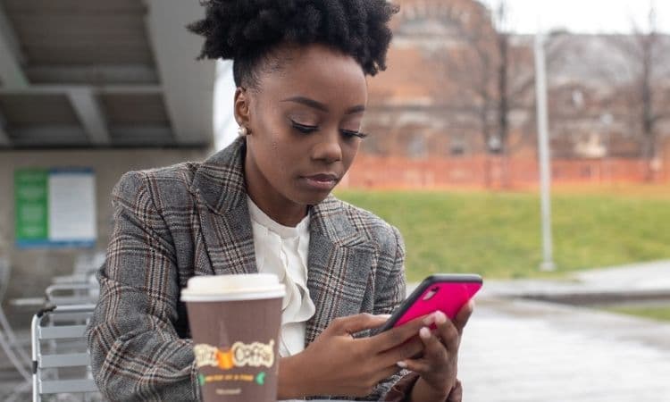 jeune personne passant un appel