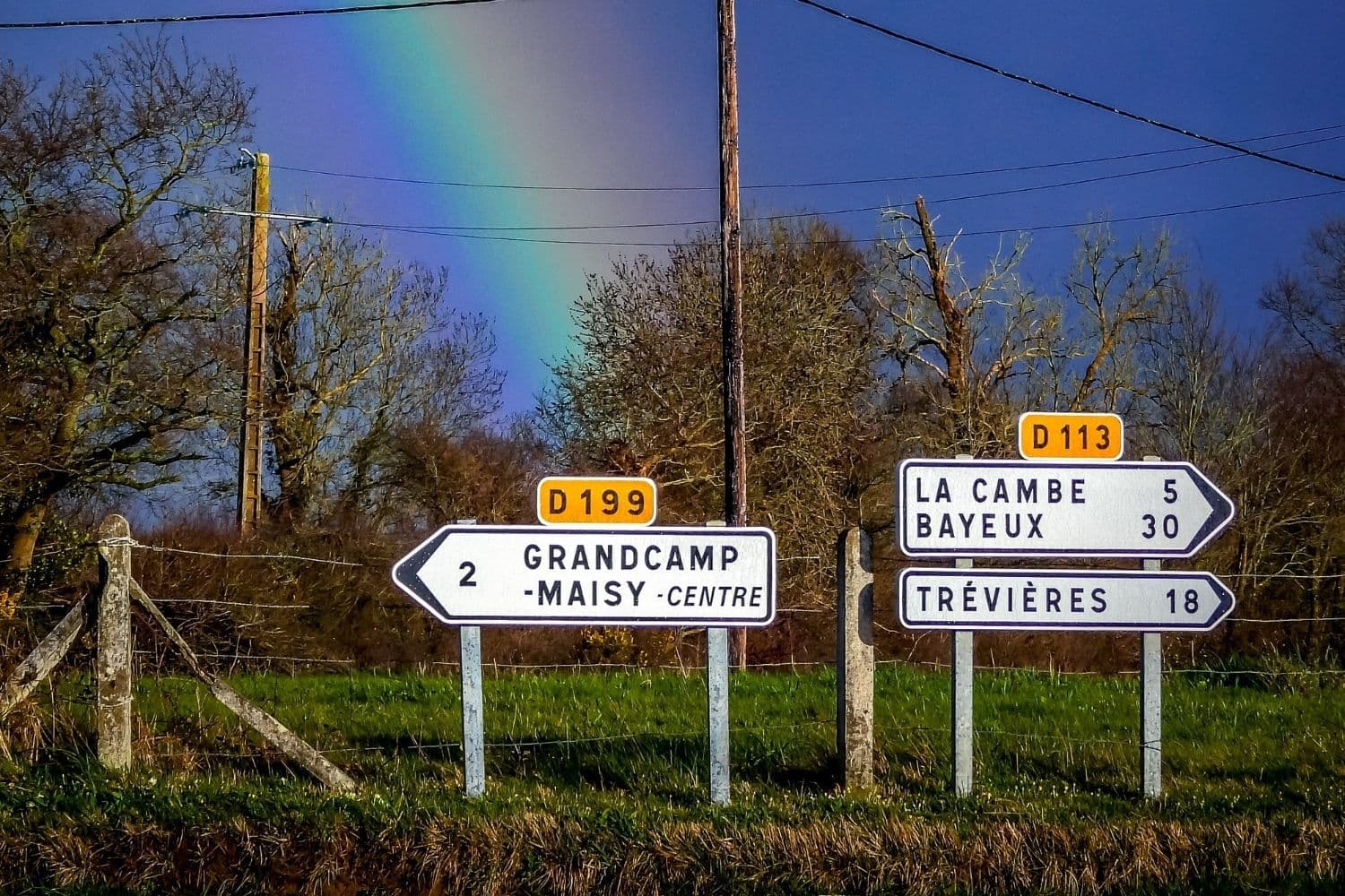 panneaux de signalisation en campagne française