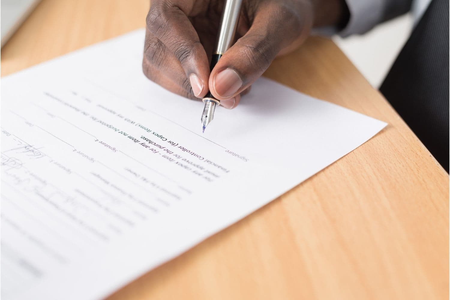 personne remplissant un formulaire au stylo
