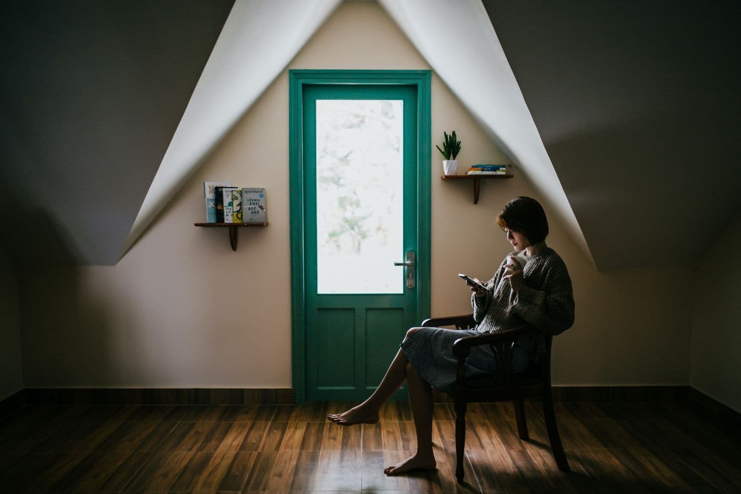 personne sur son téléphone dans une maison vide