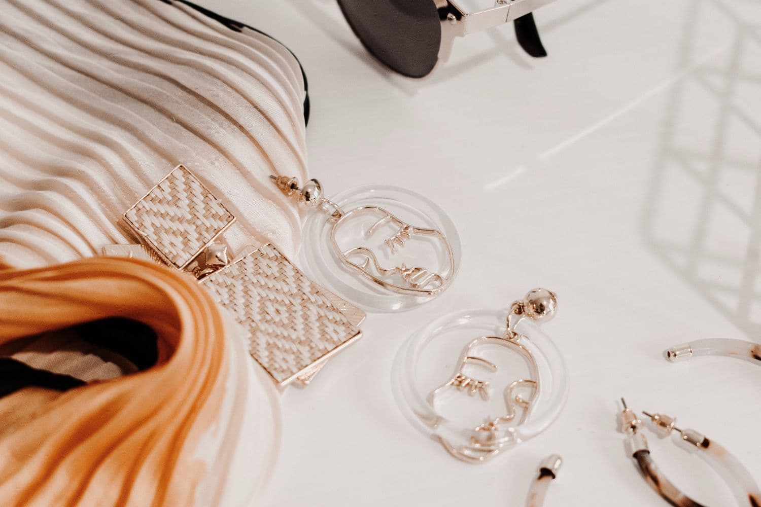 bijoux en laiton posés sur une table blanche